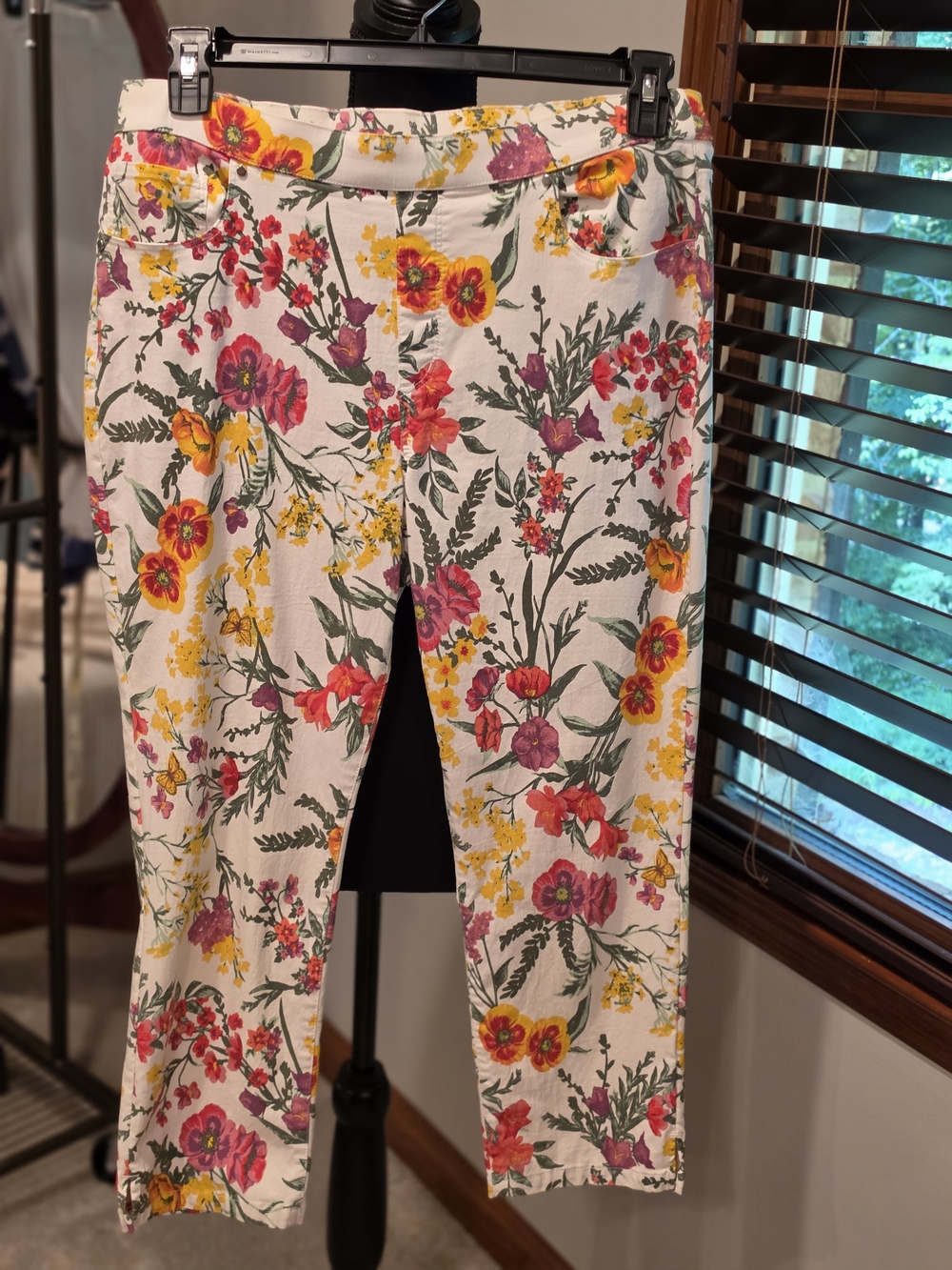 Susan Graver Floral Print White Cropped Women’s Pants
